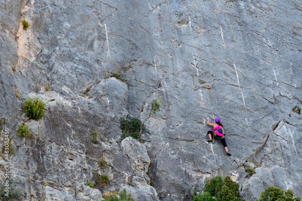 Gente practicando la escala en una pared de roca, cerca de la población de Jérica, en la provincia de Castellón. Comunidad Valenciana. España. Europa
