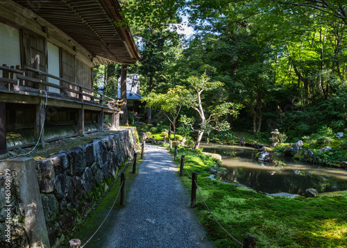 寺院の庭の小路 © KIYOSHI KASHIWANO