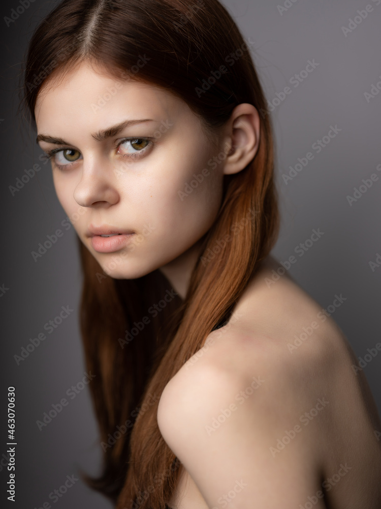 Naklejka premium woman with serious facial expression hairstyle closeup