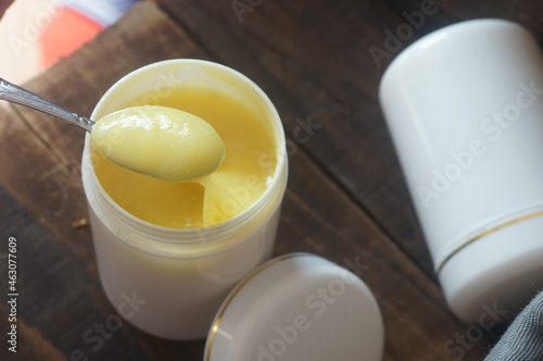 Canvastavla Manually obtain royal jelly, natural food