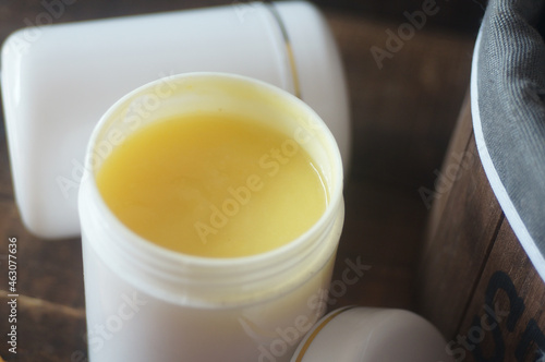 Manually obtain royal jelly, natural food