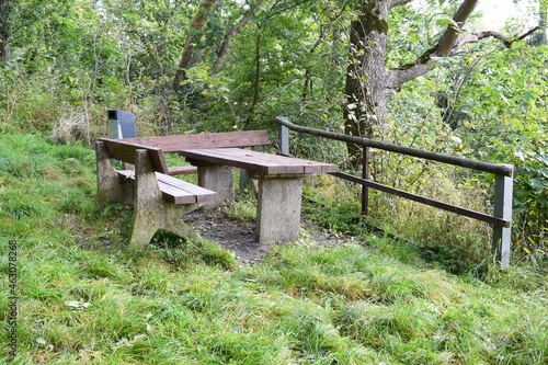 zwei Parkbänke mit einem Tisch auf der Ruine Aremberg photo