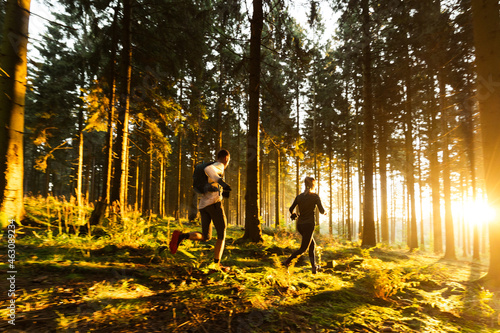 Rennsteig 2 Läufer im goldenen Sonnenlicht inmitten der Natur, Fitness