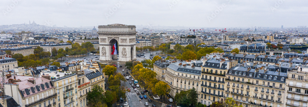 Aerial view of Arc de Triomphe, Paris - obrazy, fototapety, plakaty 