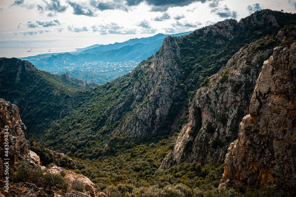 Obraz premium Mountains and a small village near the sea