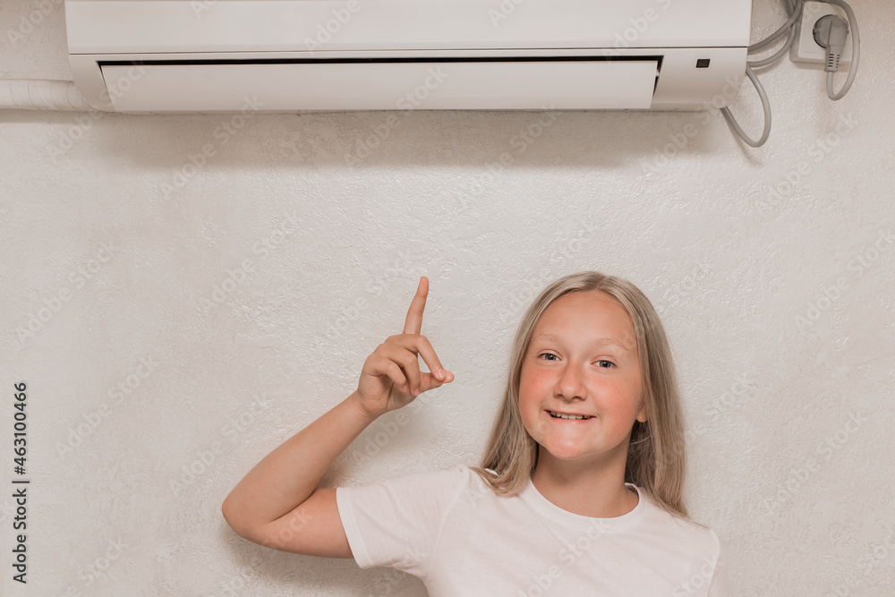 Φωτογραφία Cute teenage girl blonde European appearance points a hand finger at the air con