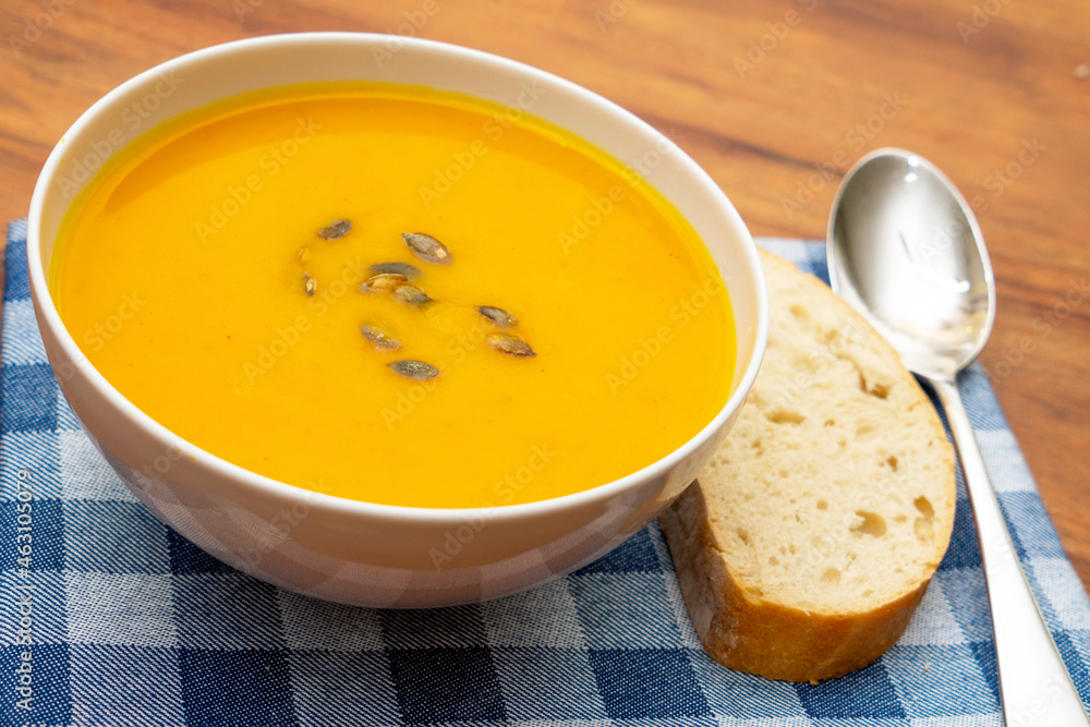 Leckere Kürbissuppe im Herbst Leckere Kürbissuppe im Herbst