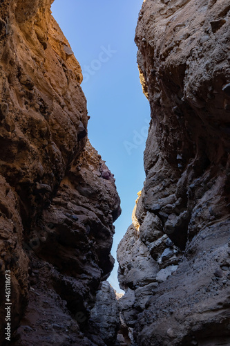 Hiking in a slot canyon of Lake Mead © Kit Leong