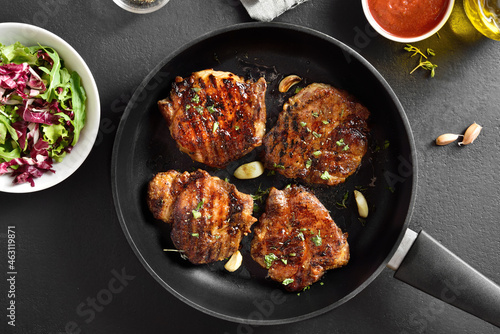 Cuadro en lienzo Fried pork steaks in frying pan