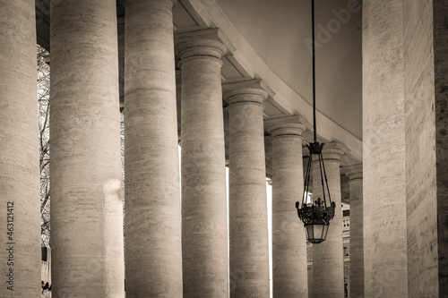 Fotografia Colossal Tuscan colonnades in in Piazza San Pietro (St