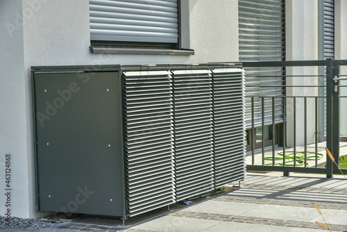 Moderne Gerätehütte, Fahrrad-Schuppen, externer Abstellraum oder verwendbar als Abfallsammelsystem an einem Mehrfamilienhaus