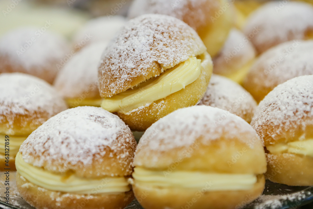 Known in Brazil as a dream, it is a kind of sweet bread filled with cream and covered with sugar.
