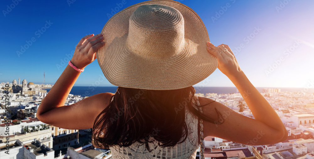 Happy young woman with straw hat enjoying her summer holidays - obrazy, fototapety, plakaty 