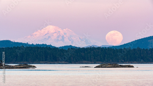 Supermoon over Mount Baker in Washington state taken from Sidney, BC Canada (on Vancouver Island) © David Hutchison/Wirestock