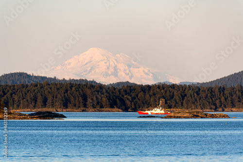 Sailboat in a lake near Mount Baker in Washington taken from Sidney, BC Canada (on Vancouver Island) © David Hutchison/Wirestock