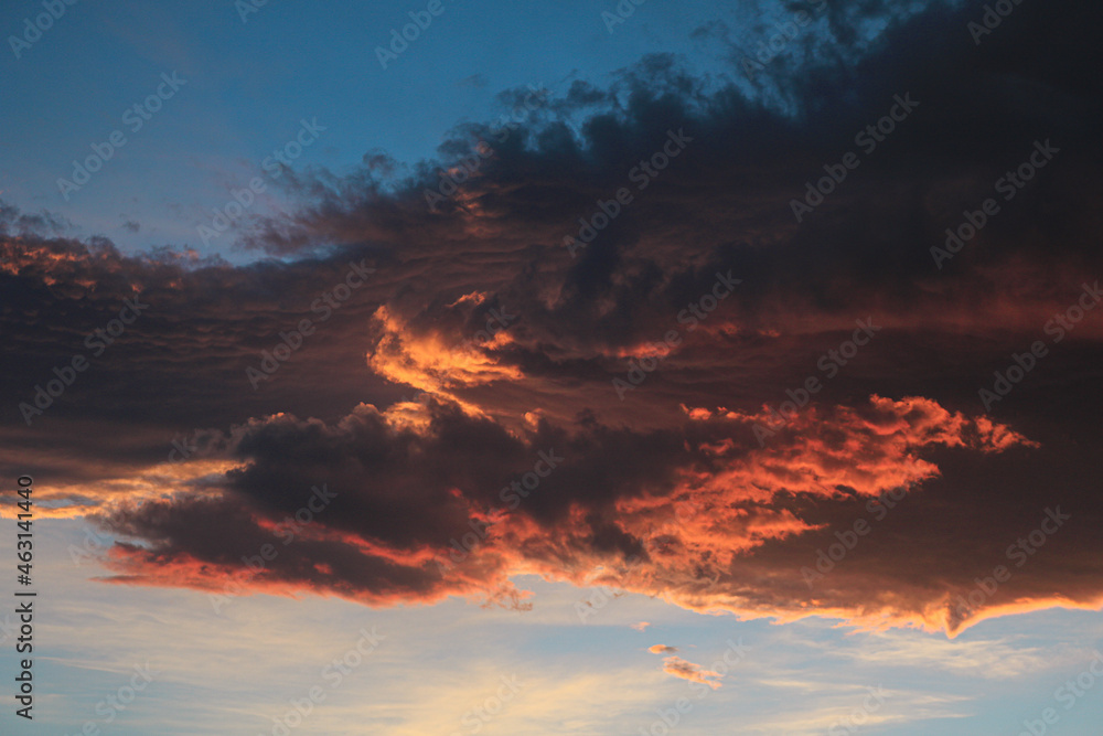 Nubes en el atardecer rojo (ocaso)