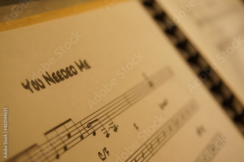 Foto Closeup shot of an open hymnal book