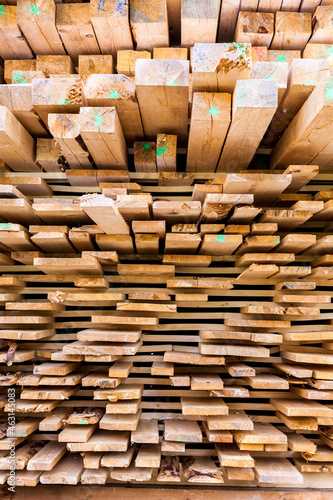 Holzstapel im Sägewerk. Stapel Holzbretter. Stack of wood in the sawmill. Stack of wooden boards.