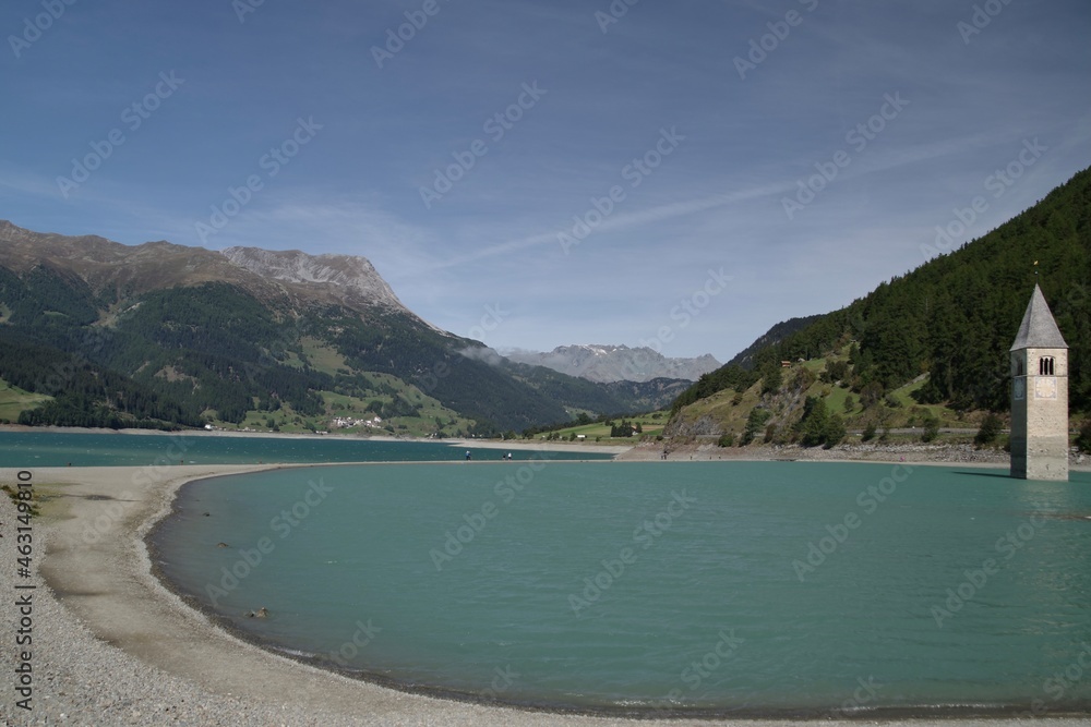 Obraz premium Kirchturm Grau im Reschensee