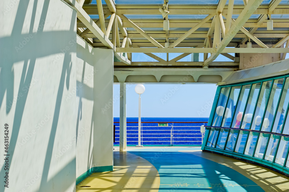 Fototapeta premium View of ocean through the corridor of Cruise ship 