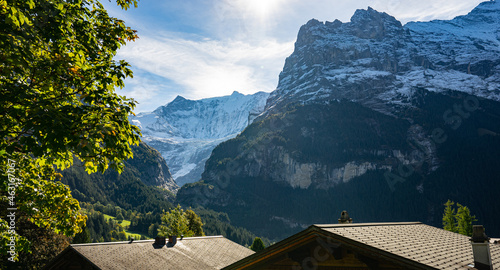 Gletscherdorf Grindelwald ,Heimat von Eigernordwand und Bergführern. Ferienort für Wanderer und Wintersportler. Mit Hotels, Restaurants, Hütten und Bars