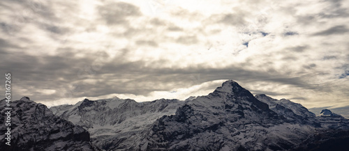 Gletscherdorf Grindelwald ,Heimat von Eigernordwand und Bergführern. Ferienort für Wanderer und Wintersportler. Mit Hotels, Restaurants, Hütten und Bars