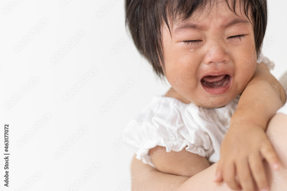 母親に抱っこされて泣く赤ちゃん(1歳2か月、日本人、女の子) 母親に抱っこされて泣く赤ちゃん(1歳2か月、日本人、女の子)