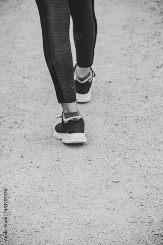 Zapatillas deporte Mujer caminando entre la naturaleza arboles y caminos