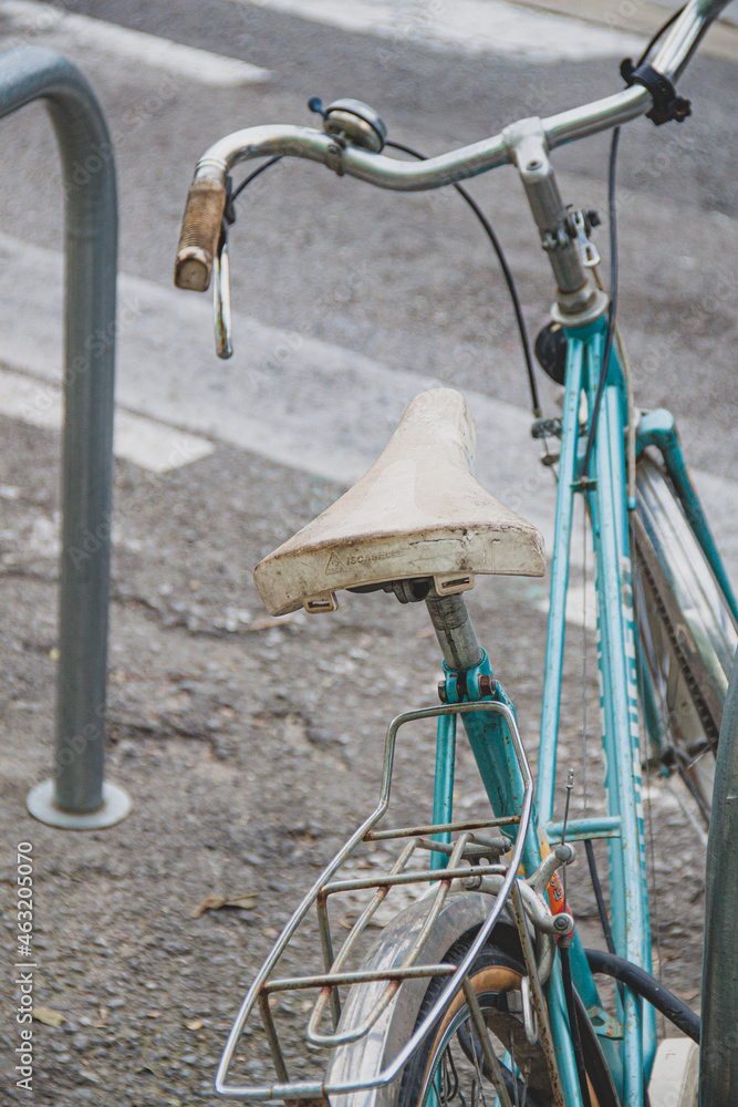 Bicicleta vieja vintage retro ciudad azul