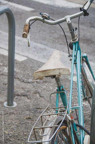 Bicicleta vieja vintage retro ciudad azul