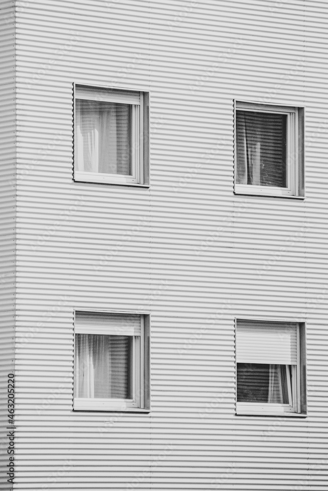 Ventanas de cristal edificio moderno blanco y negro Ventanas de cristal edificio moderno blanco y negro