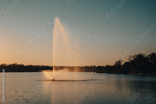 Fontanna na jeziorze Ełk © fafikowiec