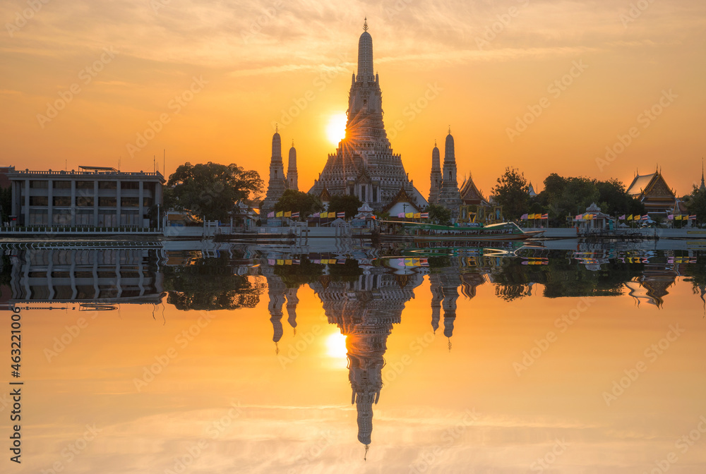 Obraz premium Wat Arun Buddhist Temple at sunset on The Chao Phraya River in bangkok Thailand. Wat Arun is The best of tourism Thailand landmarks.