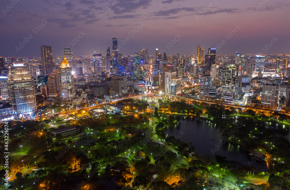 Obraz premium Aerial of Lumpini Park view of highway Road traffic in city at Bangkok thailand. 