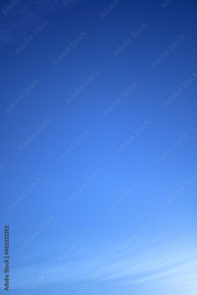 Cielo azul despejado con algunos cirros al amanecer. Cielo azul despejado con algunos cirros al amanecer.