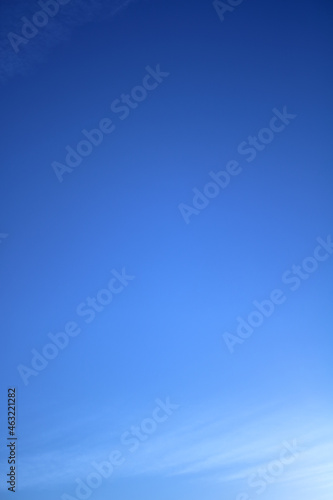 Cielo azul despejado con algunos cirros al amanecer.