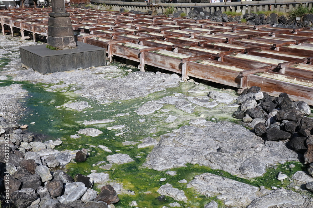 草津温泉。湯畑。温泉を樋に流して湯の温度を下げる。緑色に見えるのは紅藻類の「イデユコゴメ」