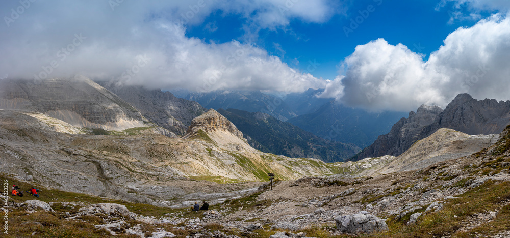 Höhenwanderung in den Südtiroler Dolomiten: Panoramablick auf der Hochebene des Latemar, Valsordakessel, Richtung Pisahütte