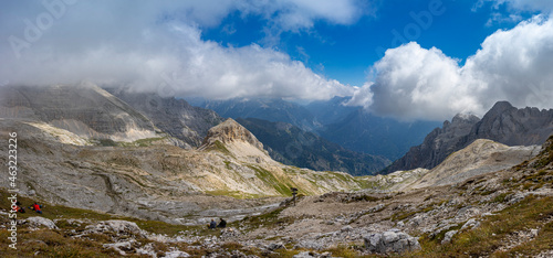 Fototapeta Naklejka Na Ścianę i Meble -  Höhenwanderung in den Südtiroler Dolomiten: Panoramablick auf der Hochebene des Latemar, Valsordakessel, Richtung Pisahütte