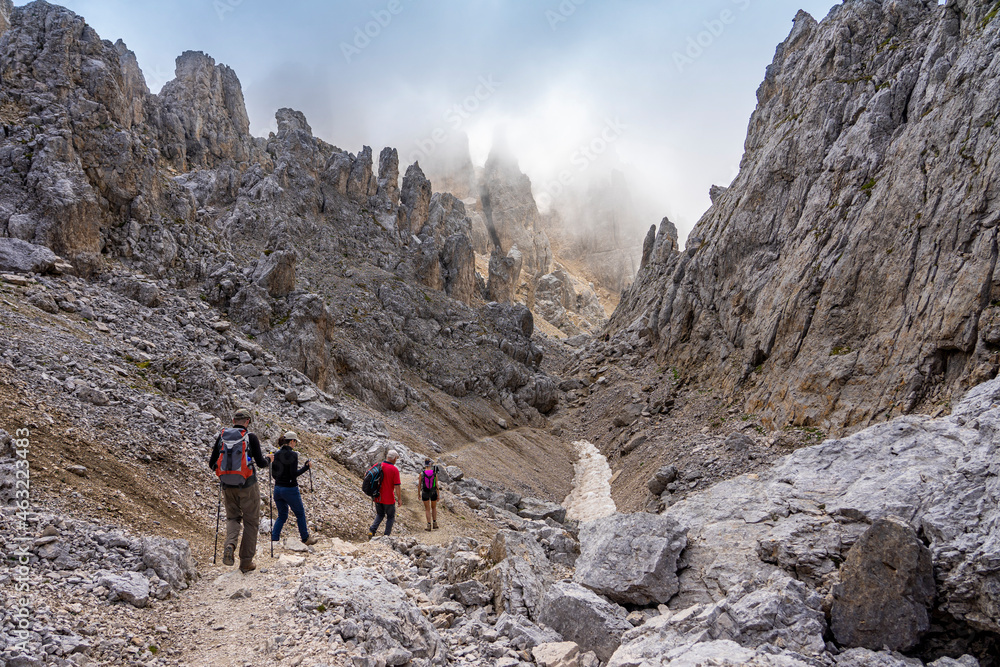Geführte Höhenwanderung einer Wandergruppe in den Südtiroler Dolomiten: Panoramablick auf der Hochebene des Latemar, Valsordakessel, Richtung Pisahütte