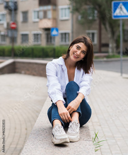 Attractive, happy and stylish brunette Caucasian girl posing on the street. Lifestyle and fashion concept. © Павел Костенко