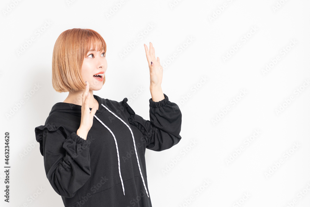 驚いたジェスチャーをする若い女性 驚いたジェスチャーをする若い女性