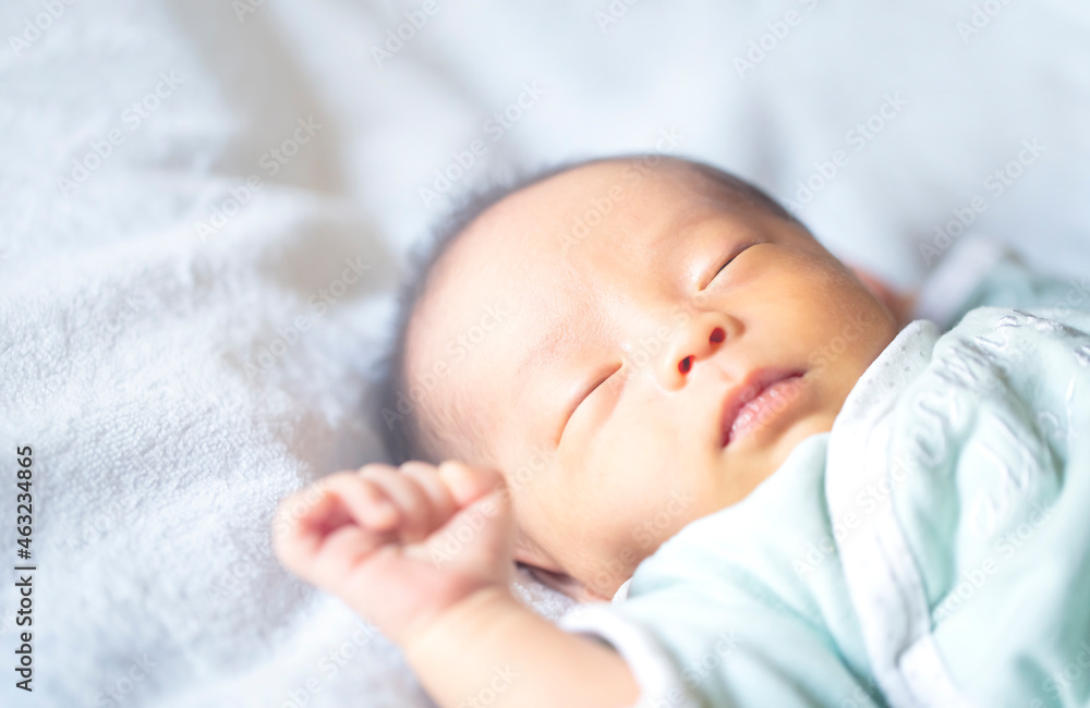 生後2週間の赤ちゃんの寝顔