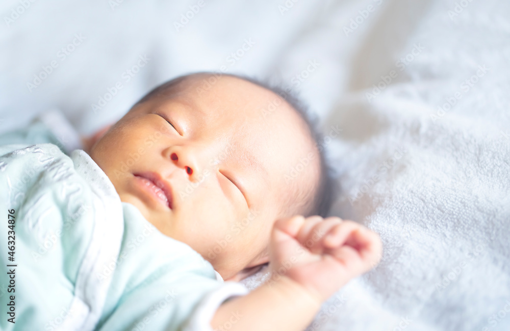 生後2週間の赤ちゃんの寝顔 生後2週間の赤ちゃんの寝顔