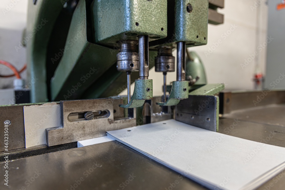 Alte Papierbohrmaschine für Heftklammern Alte Papierbohrmaschine für Heftklammern