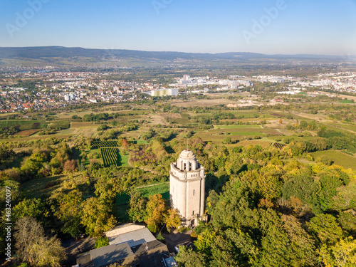 Luftaufnahme Drohnenpanorama der Landschaft des Bismarckturms in Ingelheim mit Weinbergen und Wald im Herbst, Rheinhessen Deutschland photo