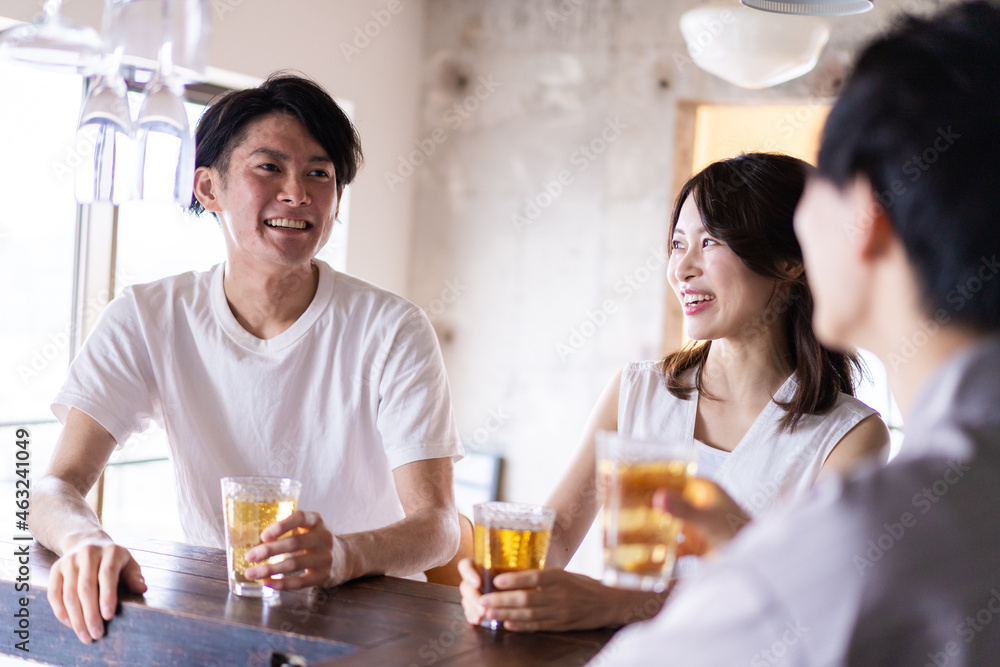 バーでお酒を飲む若者 バーでお酒を飲む若者