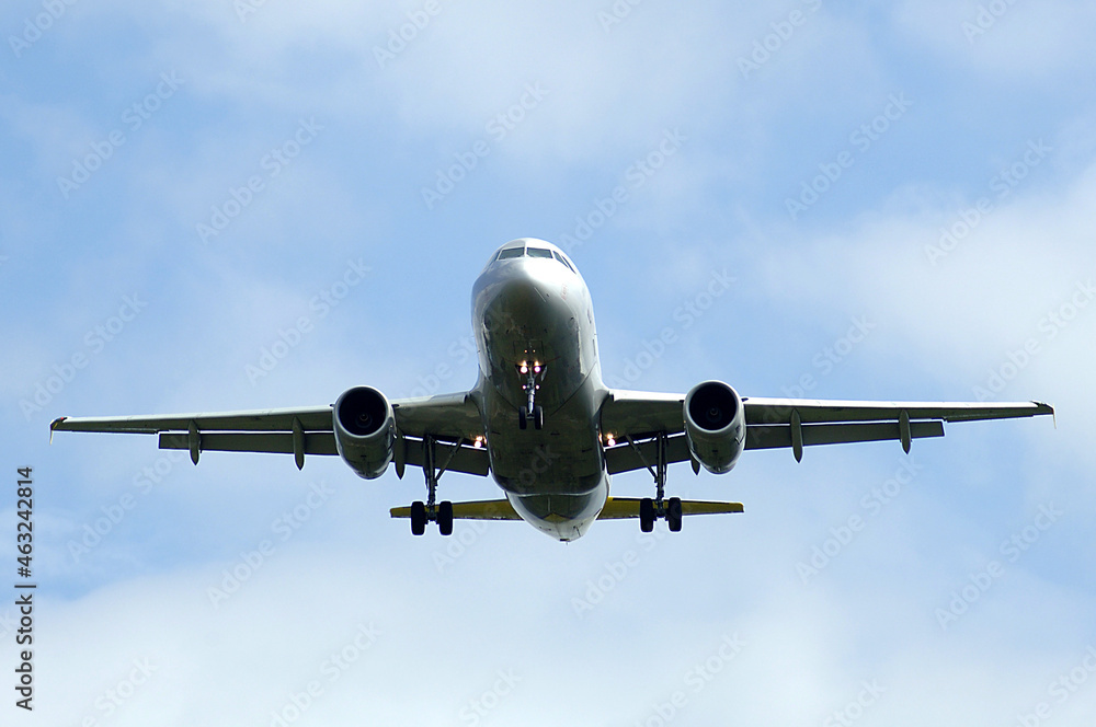 Passagierjet im Landeanflug, Fahrwerk ausgefahren Passagierjet im Landeanflug, Fahrwerk ausgefahren