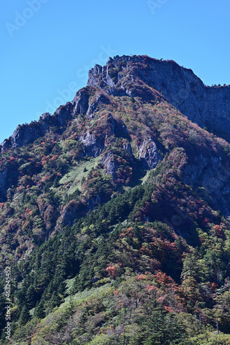 西日本最高峰の四国の霊山「石鎚山」の秋 © kamatari