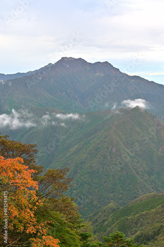 西日本最高峰の四国の霊山「石鎚山」の秋 © kamatari